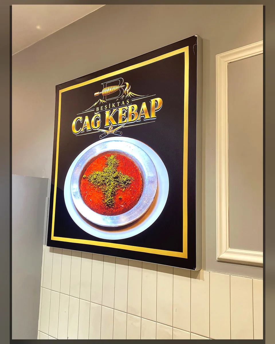 OVEC Reklam tarafından uygulanan ışıklı kutu harf, menü panosu ve cephe uygulaması - Çağ Kebap — Menü panosu görünümü
