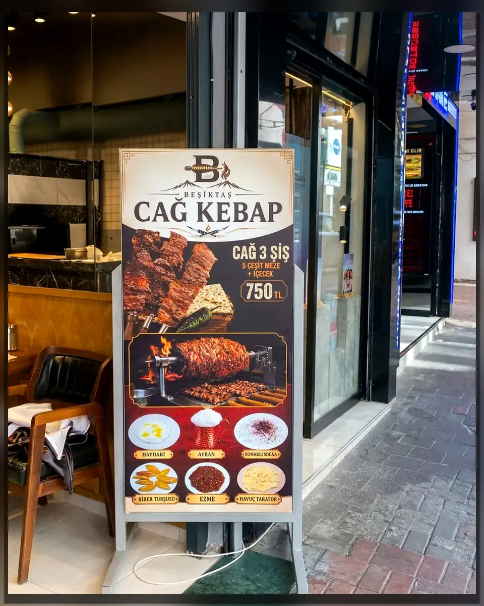 OVEC Reklam tarafından uygulanan ışıklı kutu harf, menü panosu ve cephe uygulaması - Çağ Kebap — Gece görünürlüğü yakın plan
