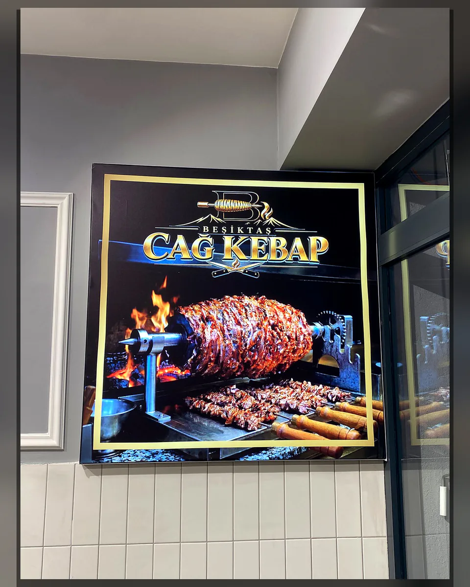 OVEC Reklam tarafından uygulanan ışıklı kutu harf, menü panosu ve cephe uygulaması - Çağ Kebap — Çağ Kebap Cephe Uygulaması genel görünüm