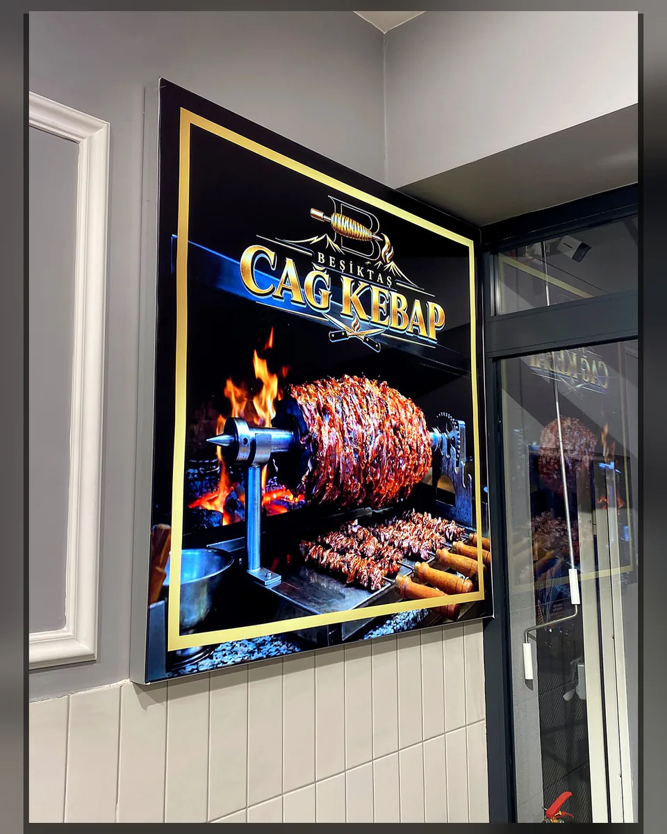 OVEC Reklam tarafından uygulanan ışıklı kutu harf, menü panosu ve cephe uygulaması - Çağ Kebap — Menü panosu görünümü