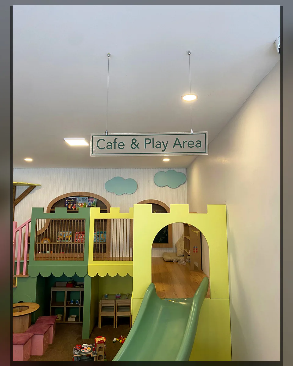 OVEC Reklam tarafından uygulanan cephe tabelası ve cam dekor uygulaması - Laila Cafe — Uygulama fotoğrafı 01