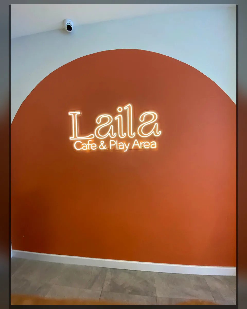 OVEC Reklam tarafından uygulanan cephe tabelası ve cam dekor uygulaması - Laila Cafe — Uygulama fotoğrafı 03