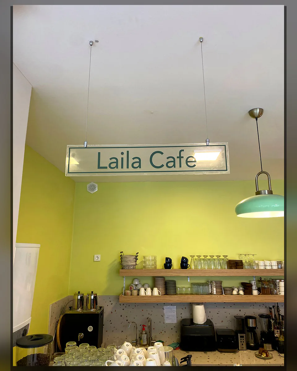 OVEC Reklam tarafından uygulanan cephe tabelası ve cam dekor uygulaması - Laila Cafe — Uygulama fotoğrafı 04