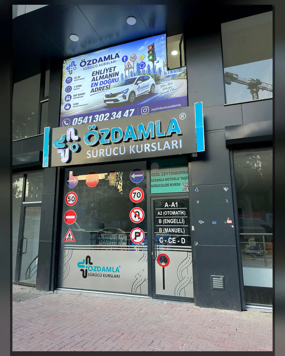 OVEC Reklam tarafından uygulanan cephe tabelası ve cam folyo uygulaması - Özdamla Sürücü Kursu — Uygulama fotoğrafı 01