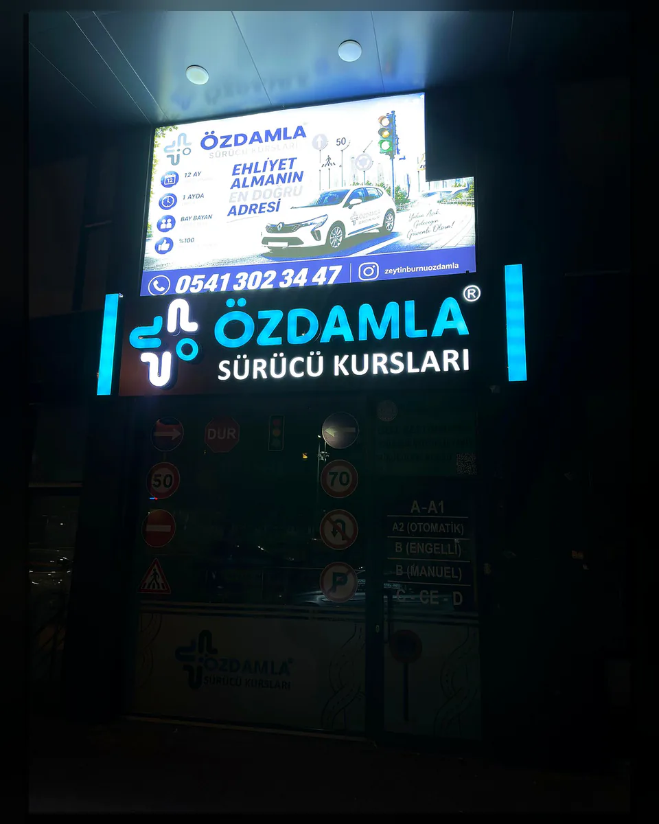 OVEC Reklam tarafından uygulanan cephe tabelası ve cam folyo uygulaması - Özdamla Sürücü Kursu — Uygulama fotoğrafı 02