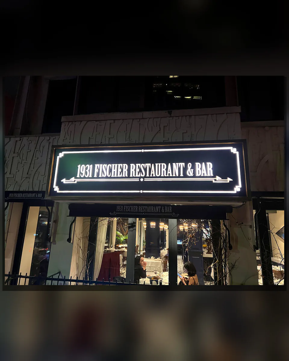 OVEC Reklam tarafından uygulanan ışıklı kutu tabela ve restoran cephe uygulaması - Fischer Restaurant — Uygulama fotoğrafı 01