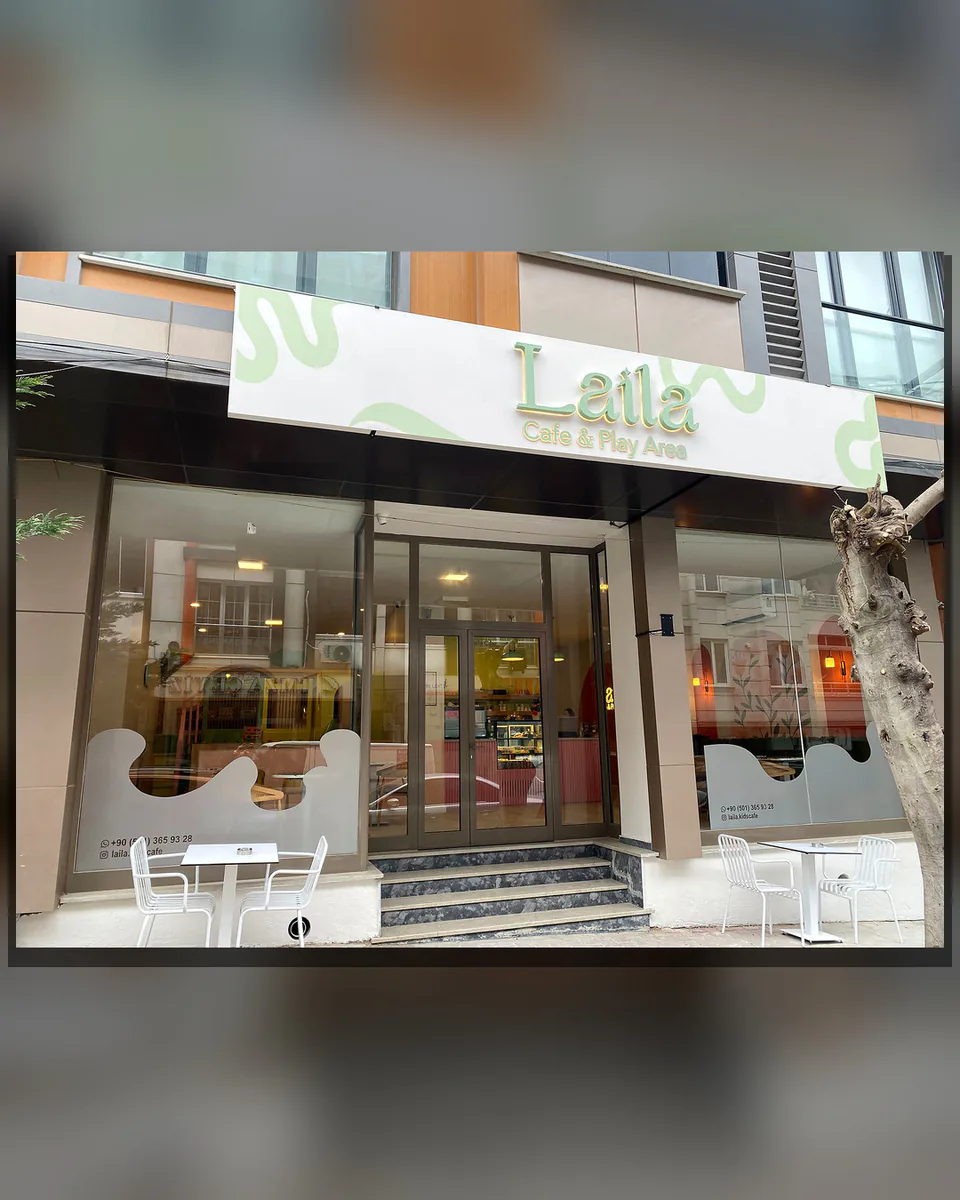 OVEC Reklam tarafından uygulanan cephe tabelası ve cam dekor uygulaması - Laila Cafe — Uygulama fotoğrafı 05