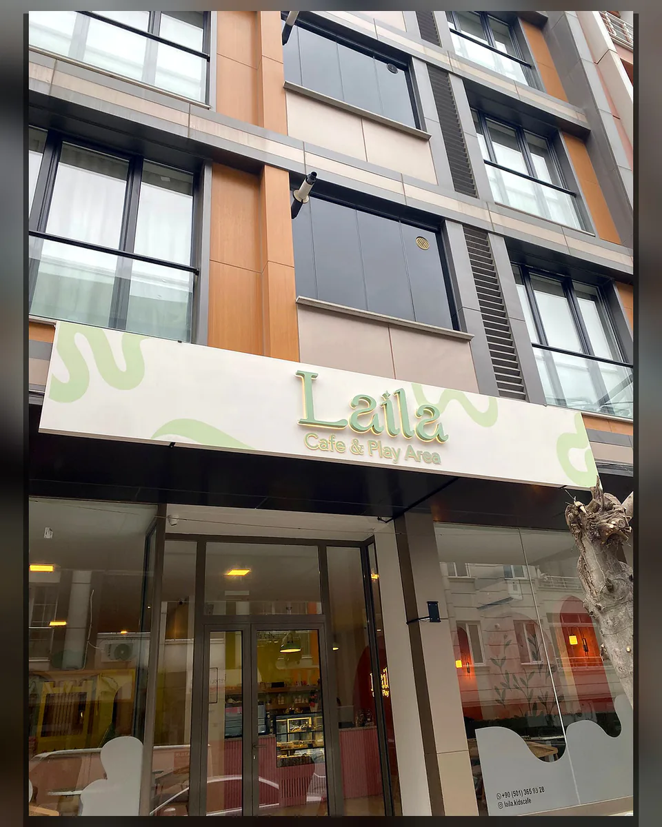 OVEC Reklam tarafından uygulanan cephe tabelası ve cam dekor uygulaması - Laila Cafe — Uygulama fotoğrafı 06