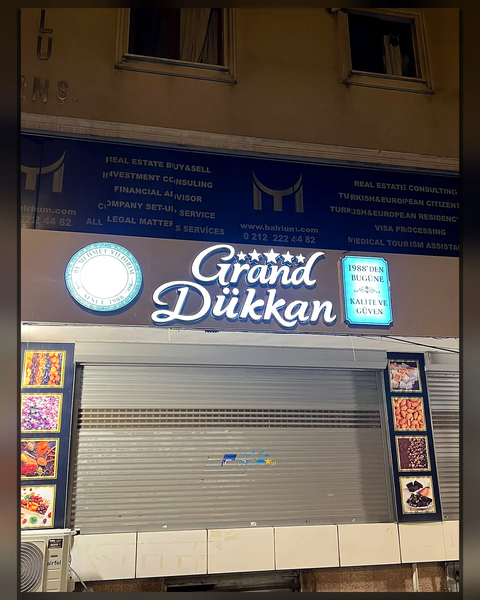 OVEC Reklam tarafından uygulanan ışıklı kutu harf, menü çerçevesi ve cephe tabelası - Grand Dükkan — Sıcak LED ışık görünümü