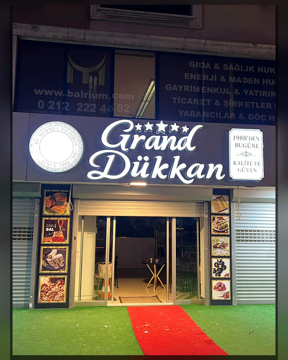 OVEC Reklam tarafından uygulanan ışıklı kutu harf, menü çerçevesi ve cephe tabelası - Grand Dükkan — Dekoratif menü çerçevesi gece/gündüz