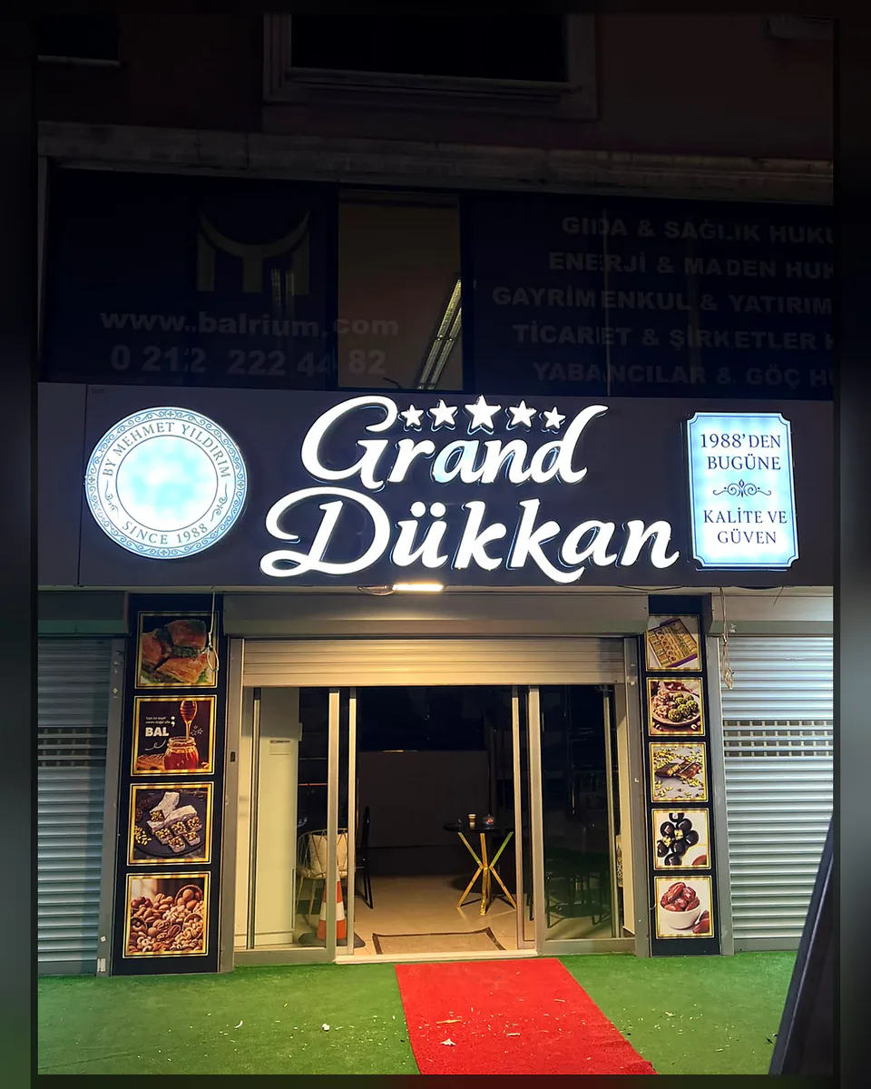 OVEC Reklam tarafından uygulanan ışıklı kutu harf, menü çerçevesi ve cephe tabelası - Grand Dükkan — Dekoratif menü çerçevesi detayı