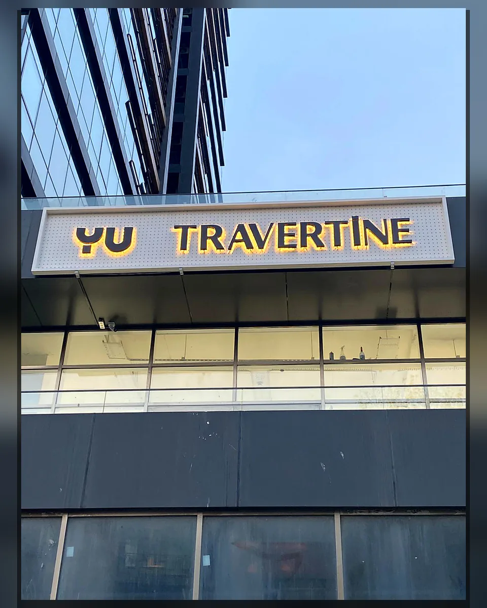 OVEC Reklam tarafından uygulanan cephe kaplama ve kurumsal tabela - YU Travertine — Cephe kaplama detayı