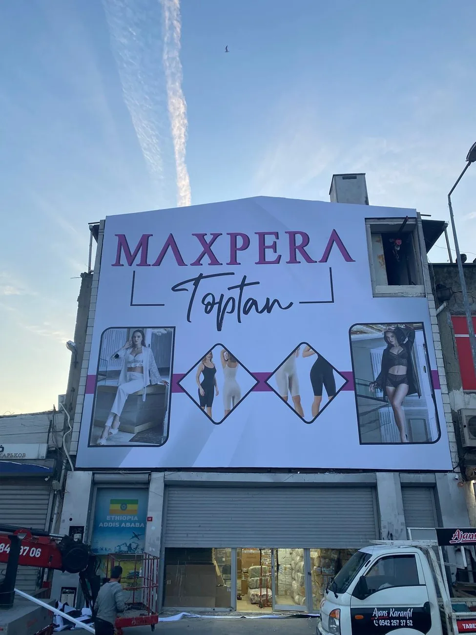 Büyük Format Mesh Cephe için OVEC Reklam görsel çözüm çalışması — Uygulama fotoğrafı 02