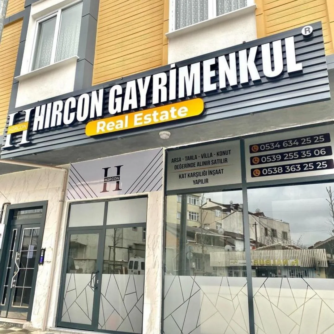 Emlak ofisi cephe tabelası yakın — OVEC Reklam uygulaması