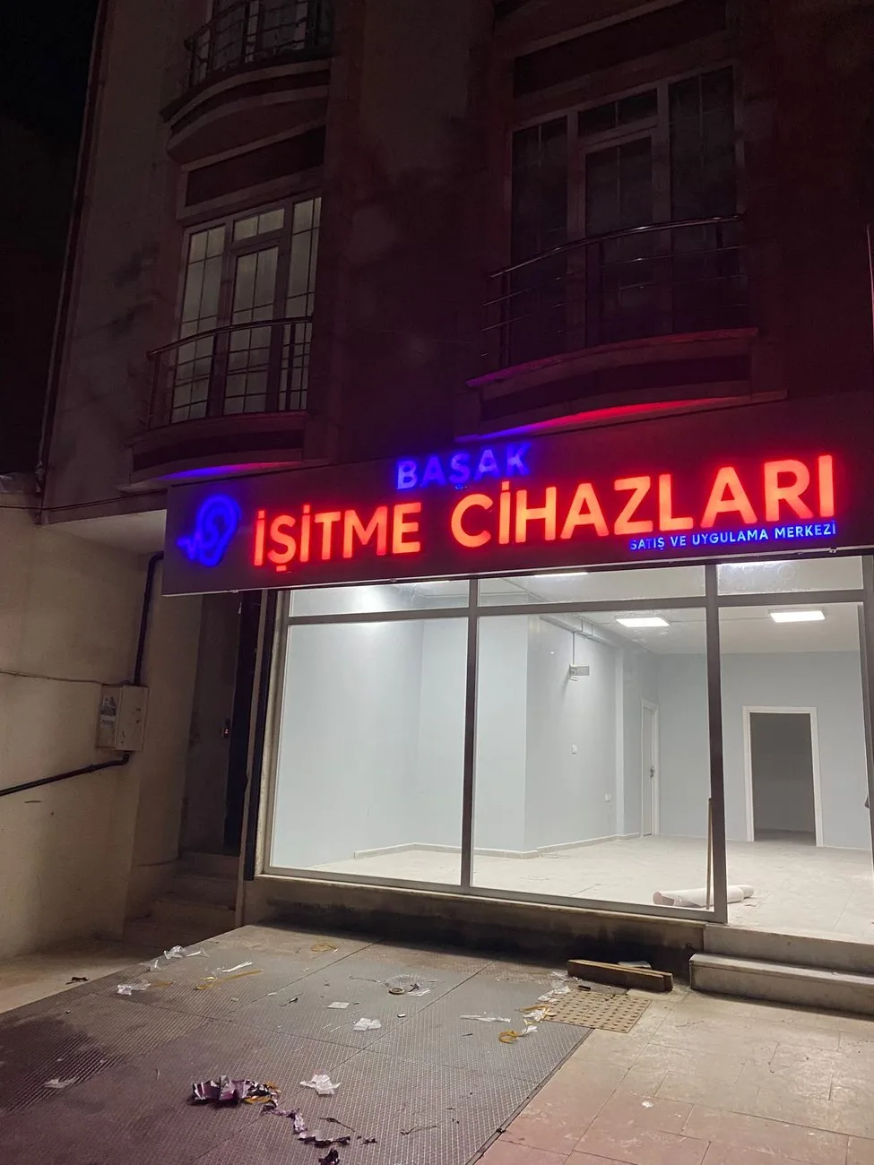 İşitme merkezi neon ışıklı tabela — OVEC Reklam uygulaması
