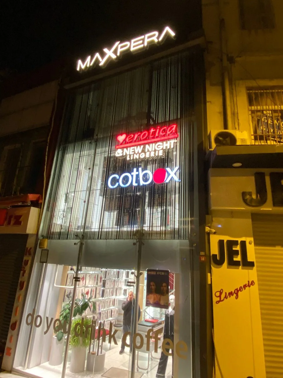 Neon yazı vitrin gece — OVEC Reklam uygulaması