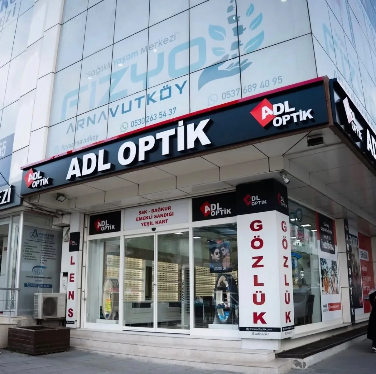 Optik mağaza ışıklı cephe tabelası — OVEC Reklam uygulaması