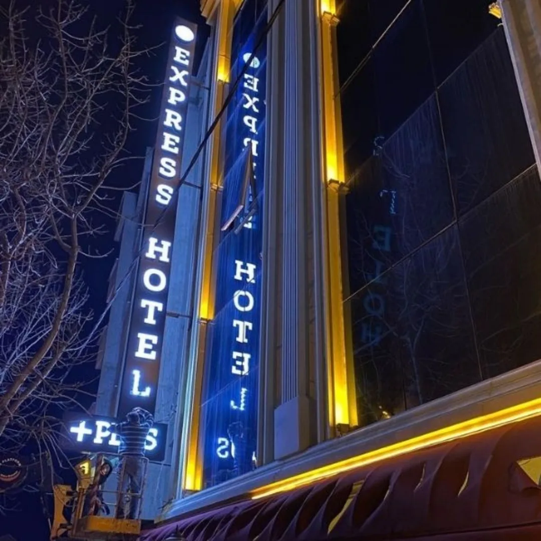Otel dikey ışıklı tabela gece — OVEC Reklam uygulaması