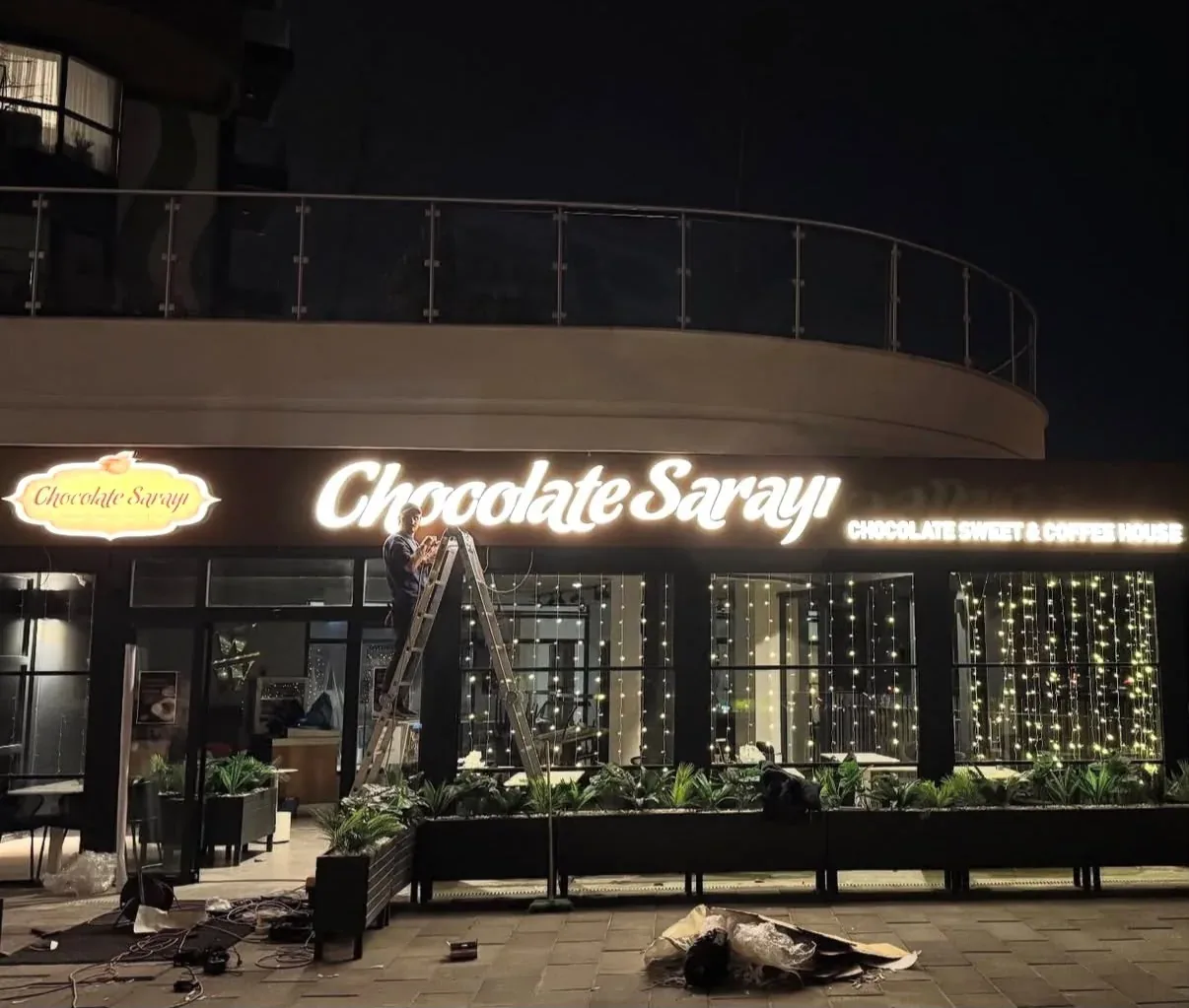 Pastane ışıklı cephe tabelası gece — OVEC Reklam uygulaması
