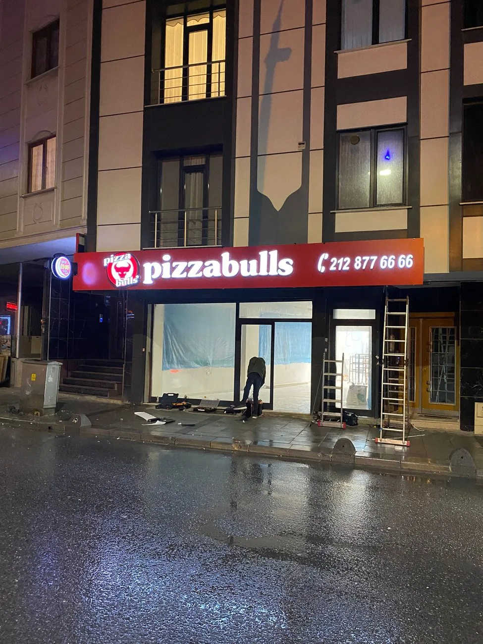 Pizzacı cephe tabelası gece — OVEC Reklam uygulaması