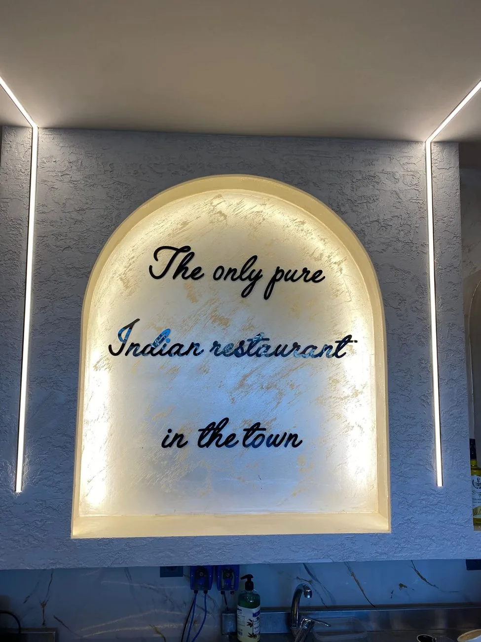 Restoran iç mekân arkadan ışıklı yazı — OVEC Reklam uygulaması