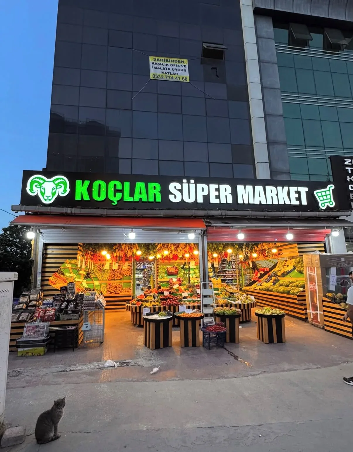 Süpermarket cephesinde ışıklı kutu harf tabela